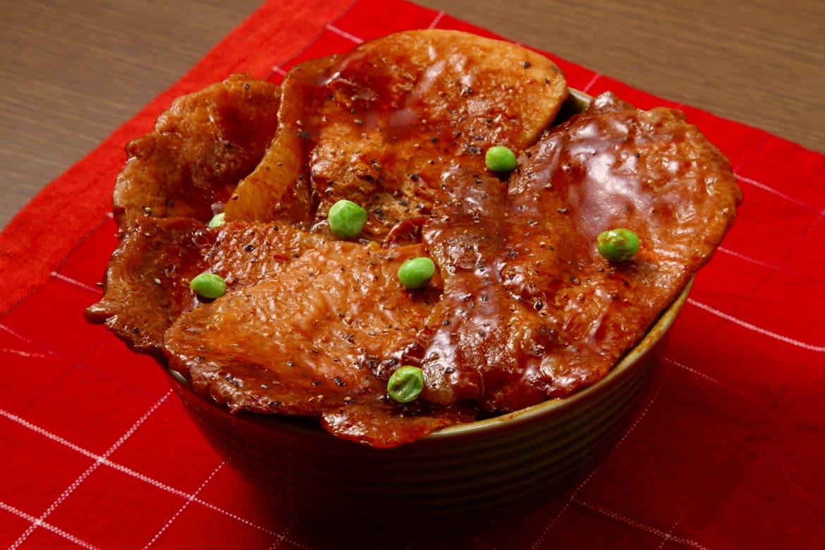 帯広市の名物「豚丼」は、甘辛タレがやみつきに