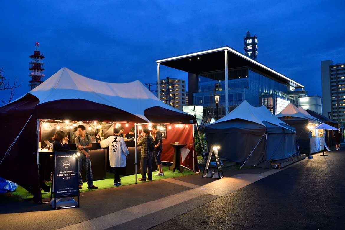 アウトドアで 久保田 雪峰 を楽しむ Outdoor Bar By 久保田 新潟市の水辺アウトドアラウンジ やすらぎ堤 に7 13 15期間限定オープン Drive Nippon 国内観光情報ウェブマガジン