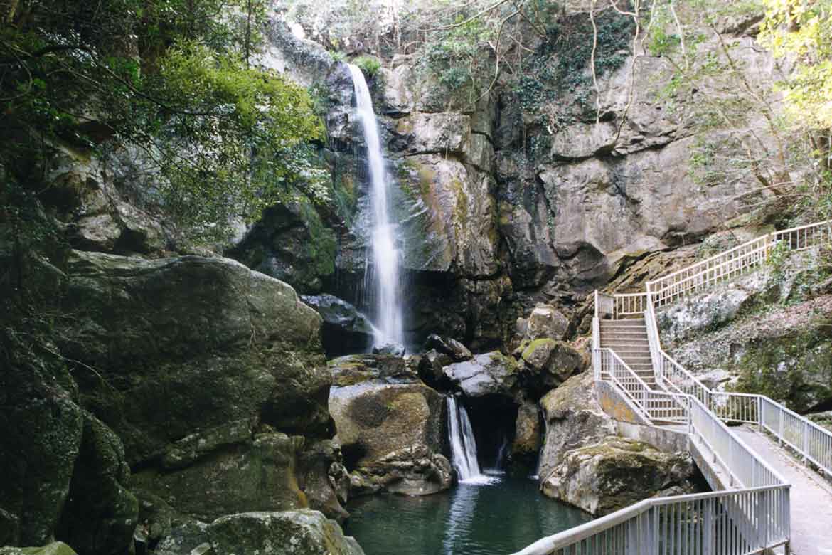 神聖な空気のなかマイナスイオンを浴びる「鮎屋の滝」