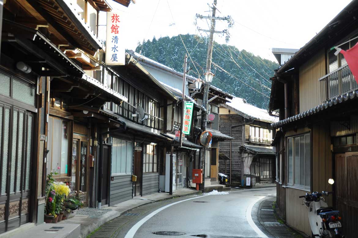 飛騨金山の魅力いっぱい！巨石ミステリースポットと筋骨「うまいもん」めぐり