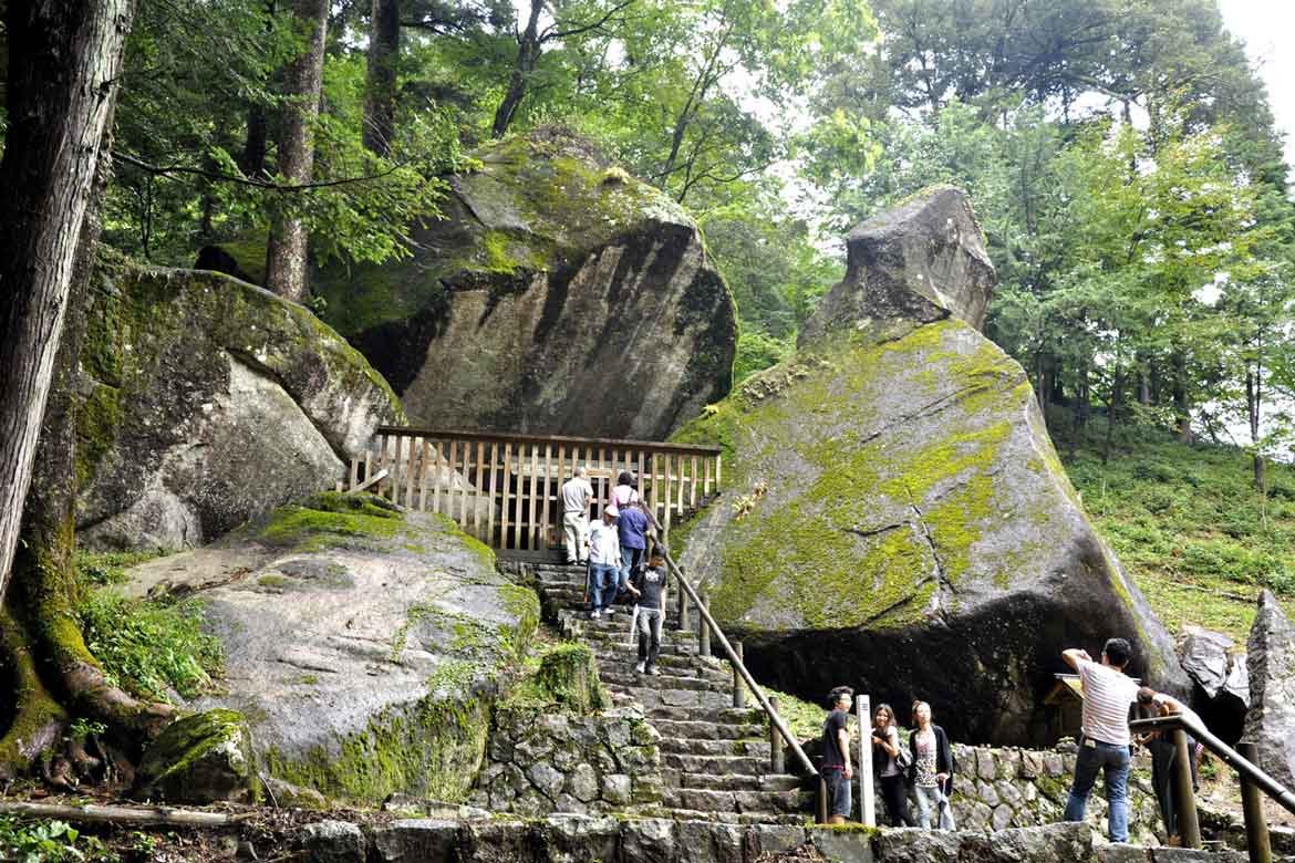 縄文時代の史跡、岩屋岩蔭遺跡を含む「金山巨石群」は、太陽光で暦を知る日本のストーンヘンジ！