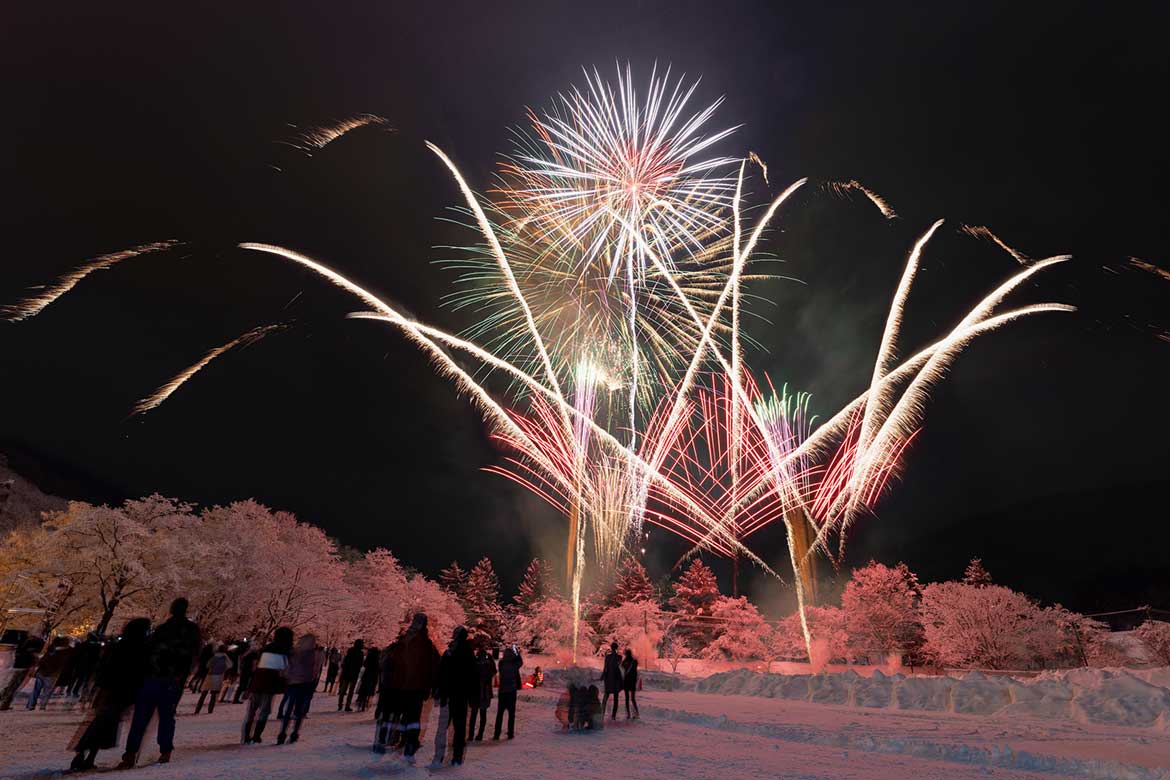 厳寒の夜空だからこそ美しい！「十和田湖冬花火」開催