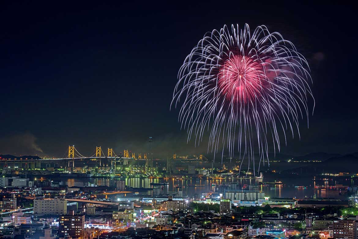 瀬戸大橋開通35周年、中四国最大級15,000発の花火が夜空を彩る「第58回さかいで大橋まつり」