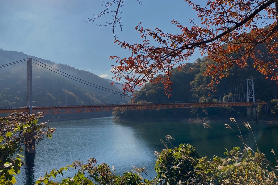 瀬戸大橋のプロトタイプ「夢のかけはし」が架かる「九頭竜湖」