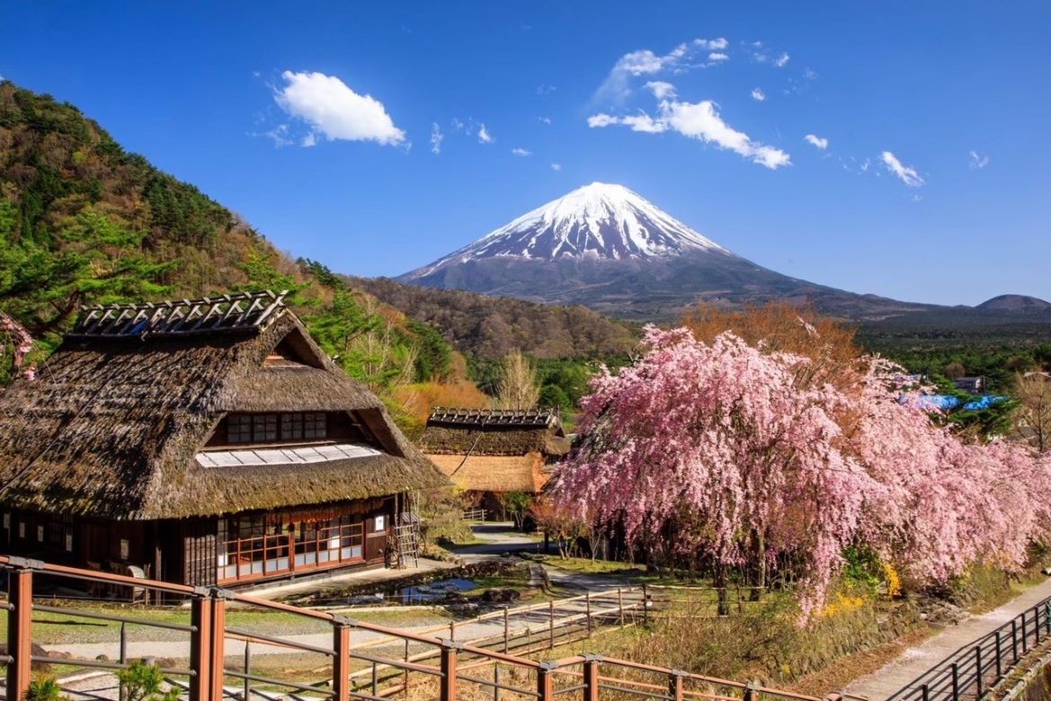 “日本一美しい”と称された集落を再現「西湖いやしの里根場」