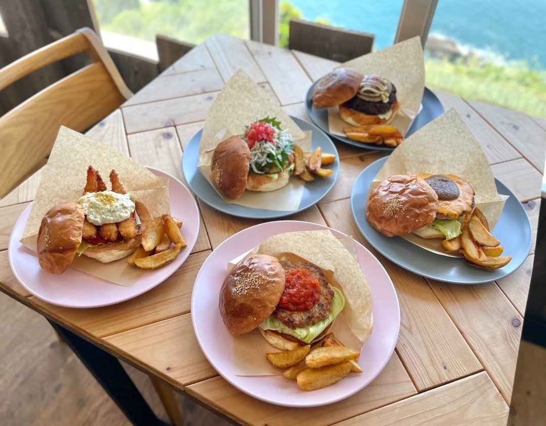 海を眺めクラフトバーガーに舌鼓！「絶景カフェ MAKENA」