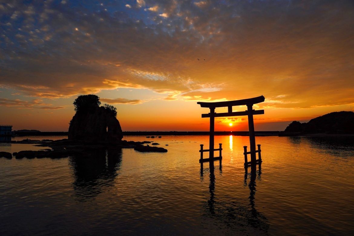 防波堤を歩いて渡れる離島「元島・元嶋神社」