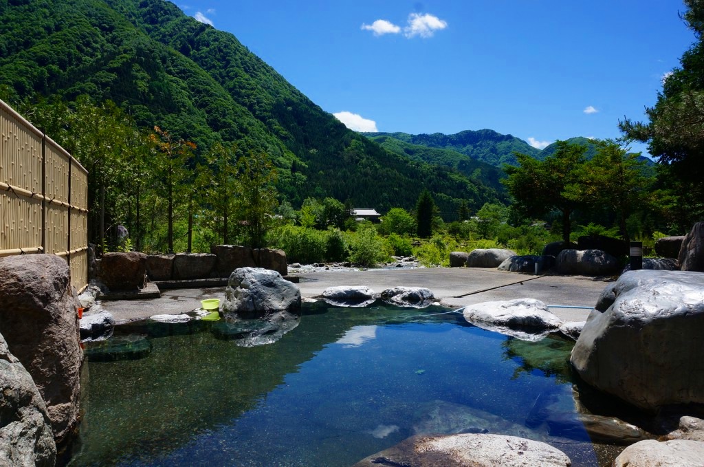 男女別の岩風呂は、山と川が目の前に。眺めが格別！