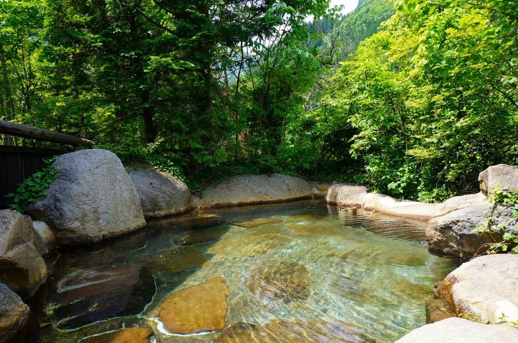 「昔ばなしの里」の中にある公共の温泉 