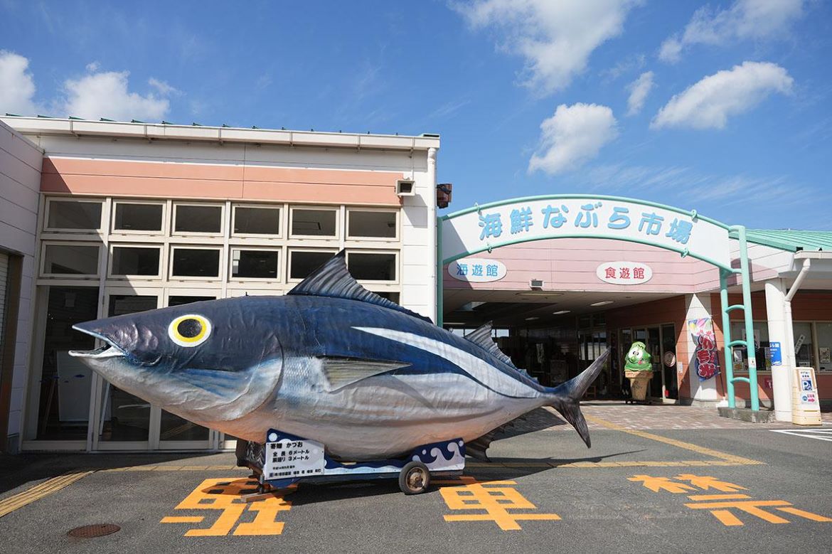 御前崎港で水揚げされた新鮮な海産物が揃う「御前崎海鮮なぶら市場」