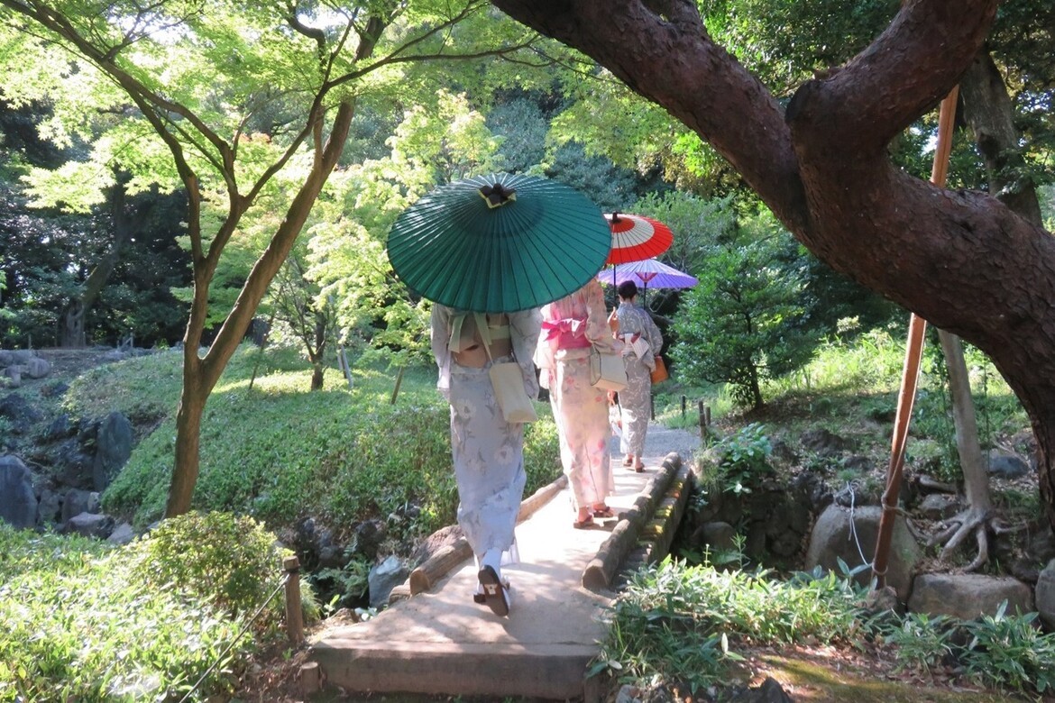 風流に日本庭園を散策！都立9庭園にて「和傘で庭園めぐり」実施中