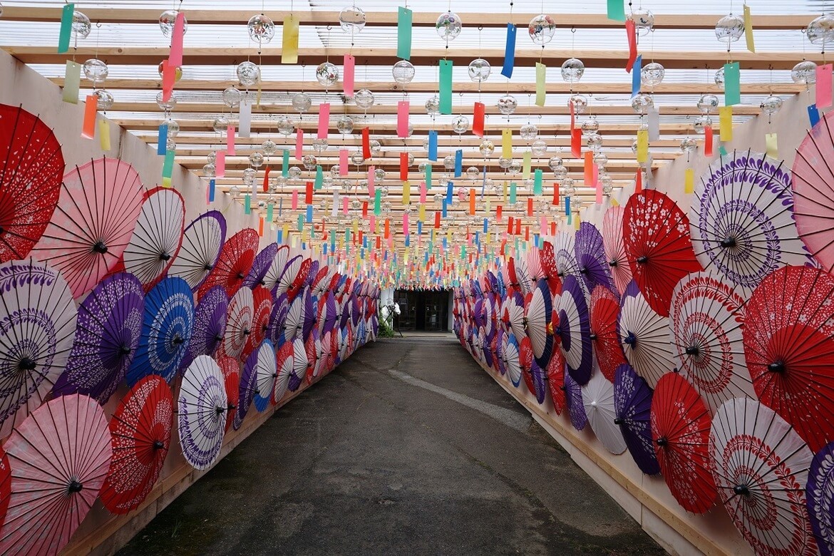 6,000個の風鈴と400本の和傘の共演！岐阜「関ヶ原ウォーランド」で和の納涼体験