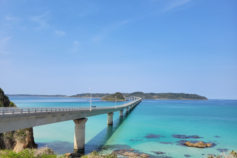 コバルトブルーの海上に伸びる豊北町のランドマーク「角島大橋」