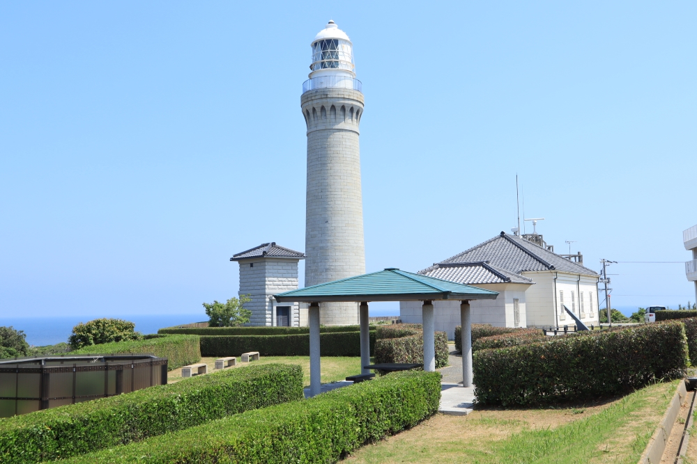 青空に映える無塗装の石造り灯台「角島灯台」