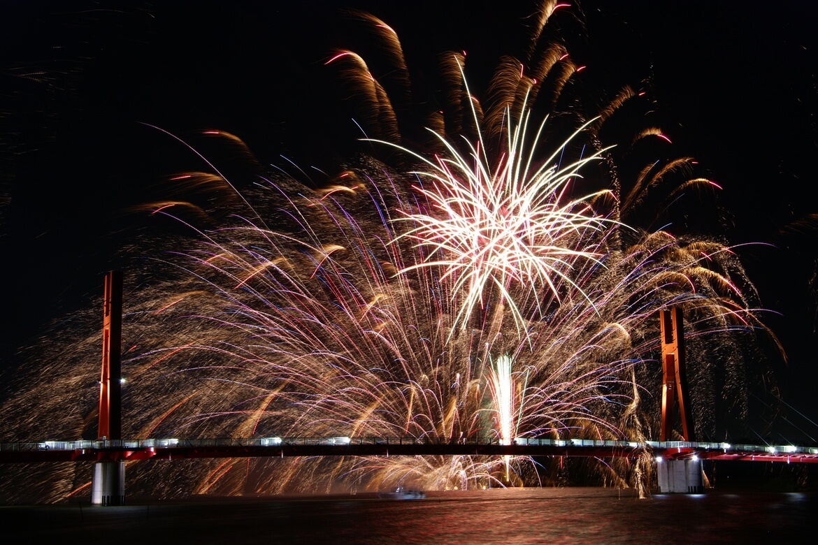 福井の夜空を彩る約2,000発の花火「北潟湖畔花火大会」9/7開催