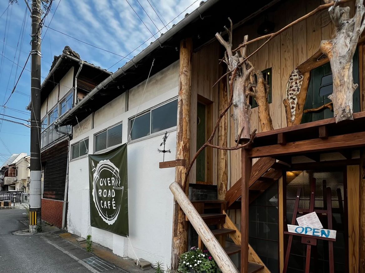 銭湯の跡地を改装したカフェ「OVER ROAD CAFE」