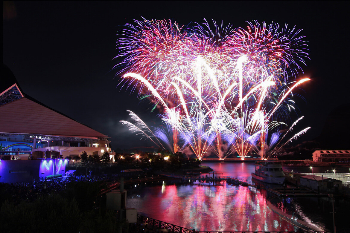 横浜・八景島シーパラダイスにて、音と光のライブエンターテイメント「花火シンフォニア」8/10・11