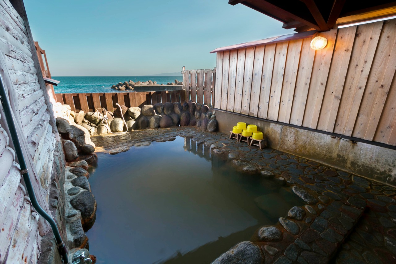 【名湯その2】ほんのり緑がかった濁り湯が珍しい「大川露天風呂 磯の湯」