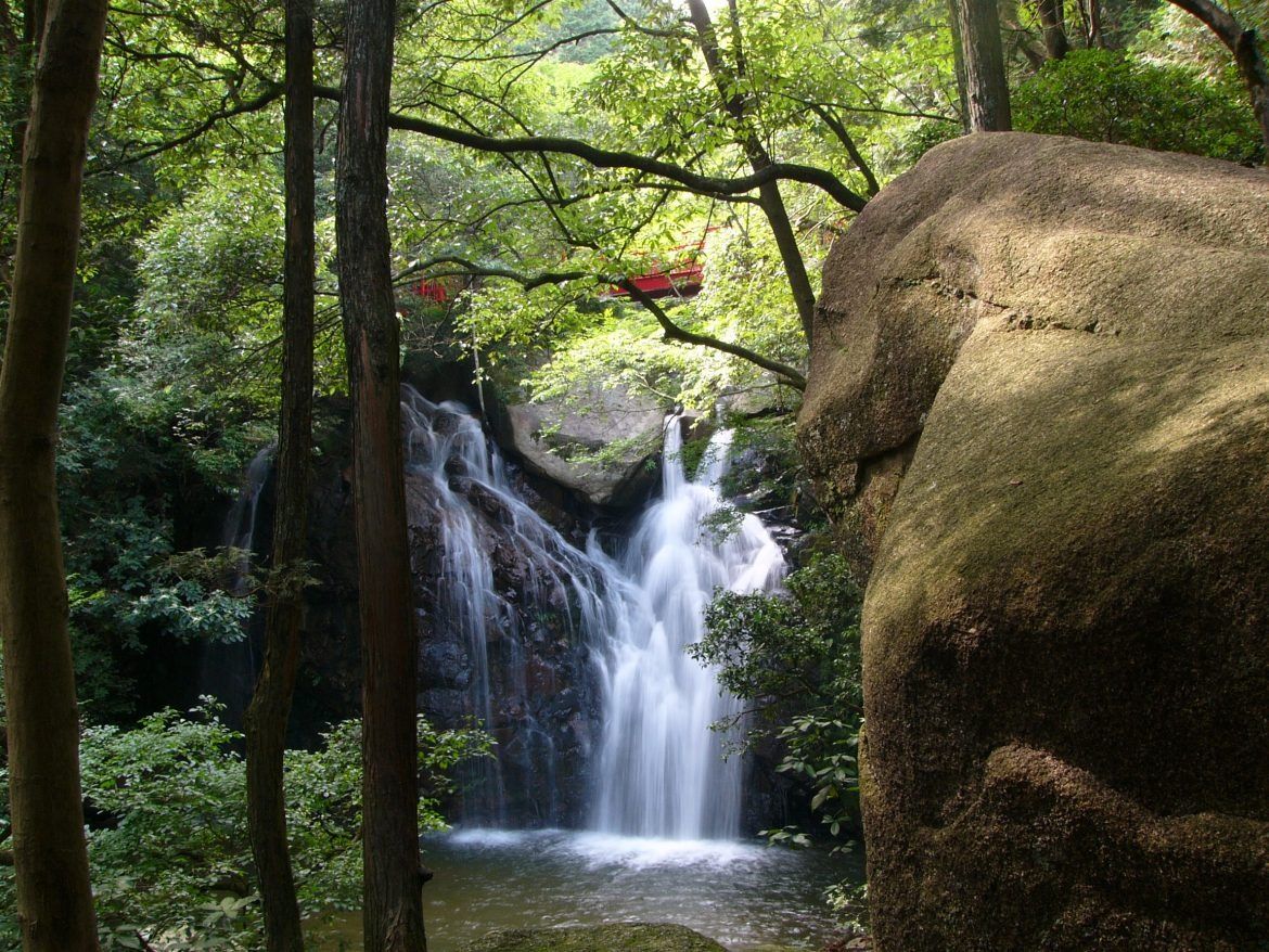 色づき始める木々と滝の対比が美しい「竜吟の滝」