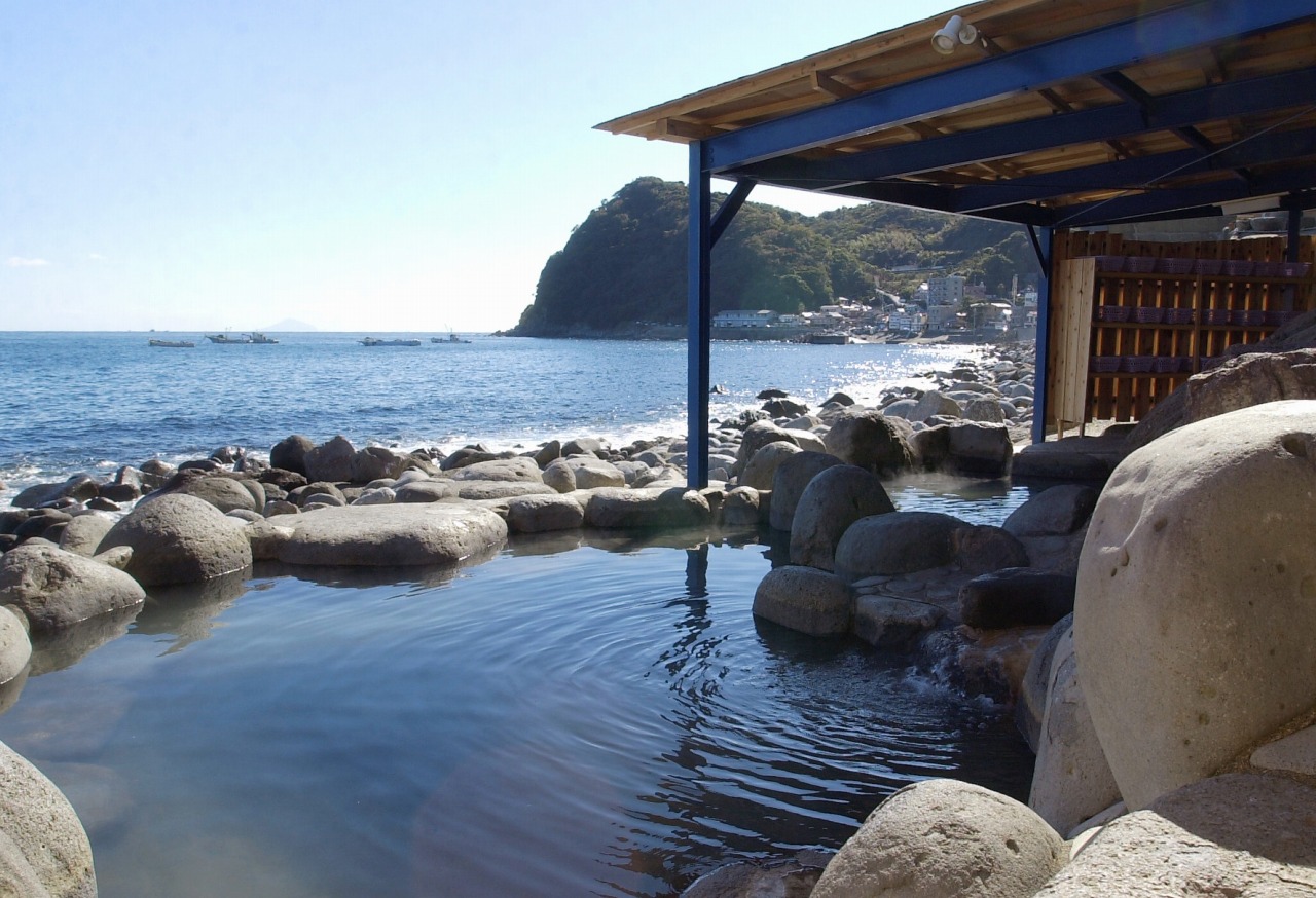 【名湯その1】海と同じ目線で浸かる最高の露天風呂！「黒根岩風呂」