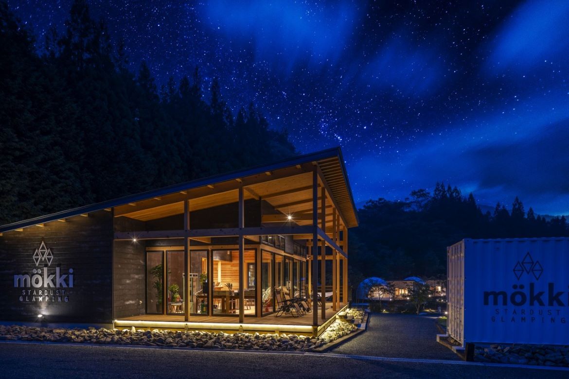 星空と南信州の美味を楽しむ非日常「mökki  STARDUST GLAMPING achi village」