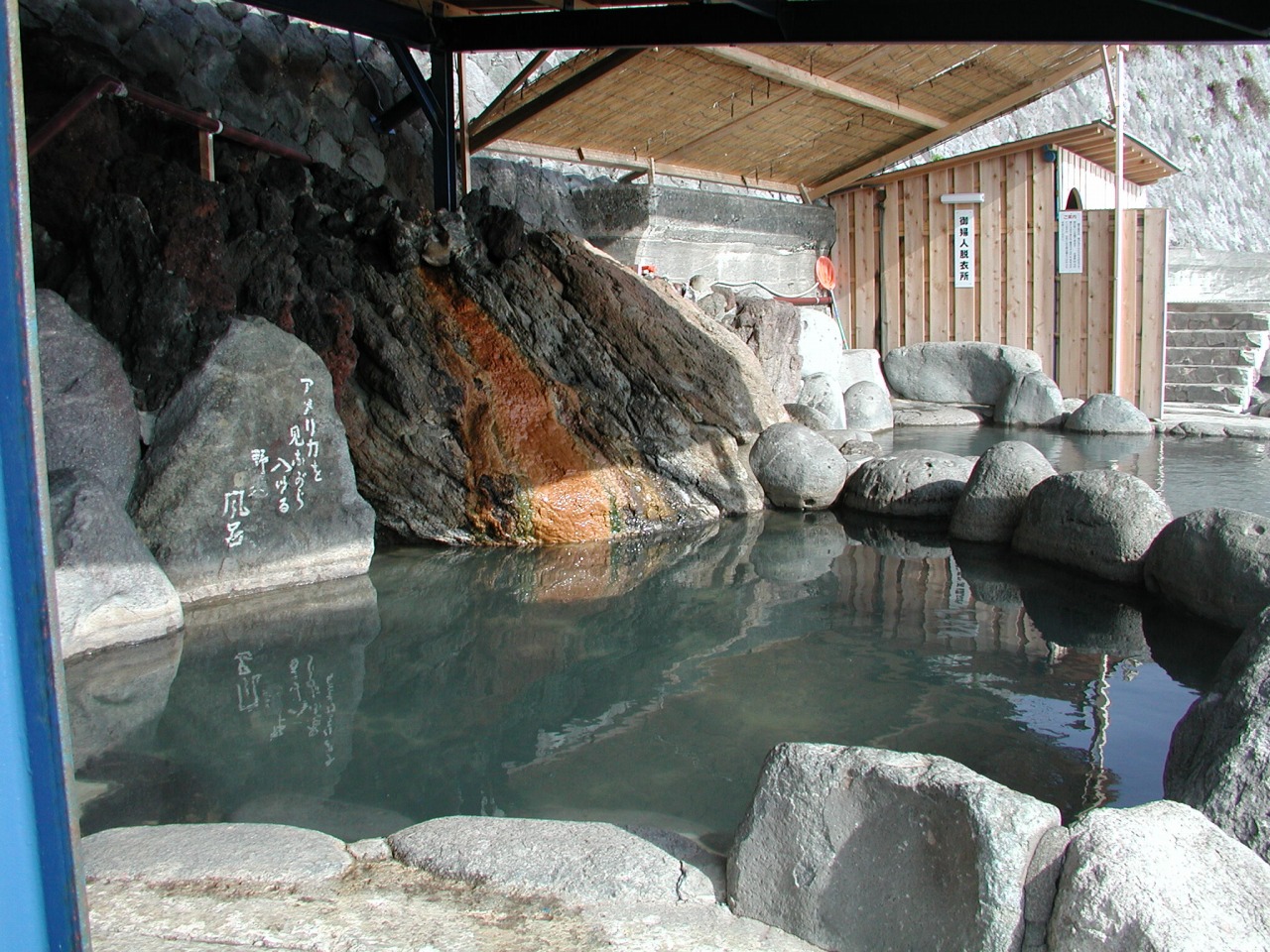 男女別の露天風呂だけ。名湯と海景色を味わい尽くす