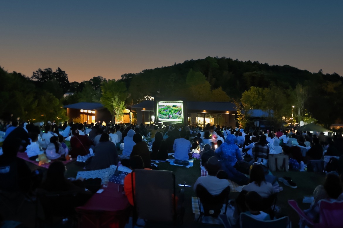 入場無料！東京都町田市の自然豊かな公園が屋外シアターに「ナイトピクニックシネマ」9/28開催