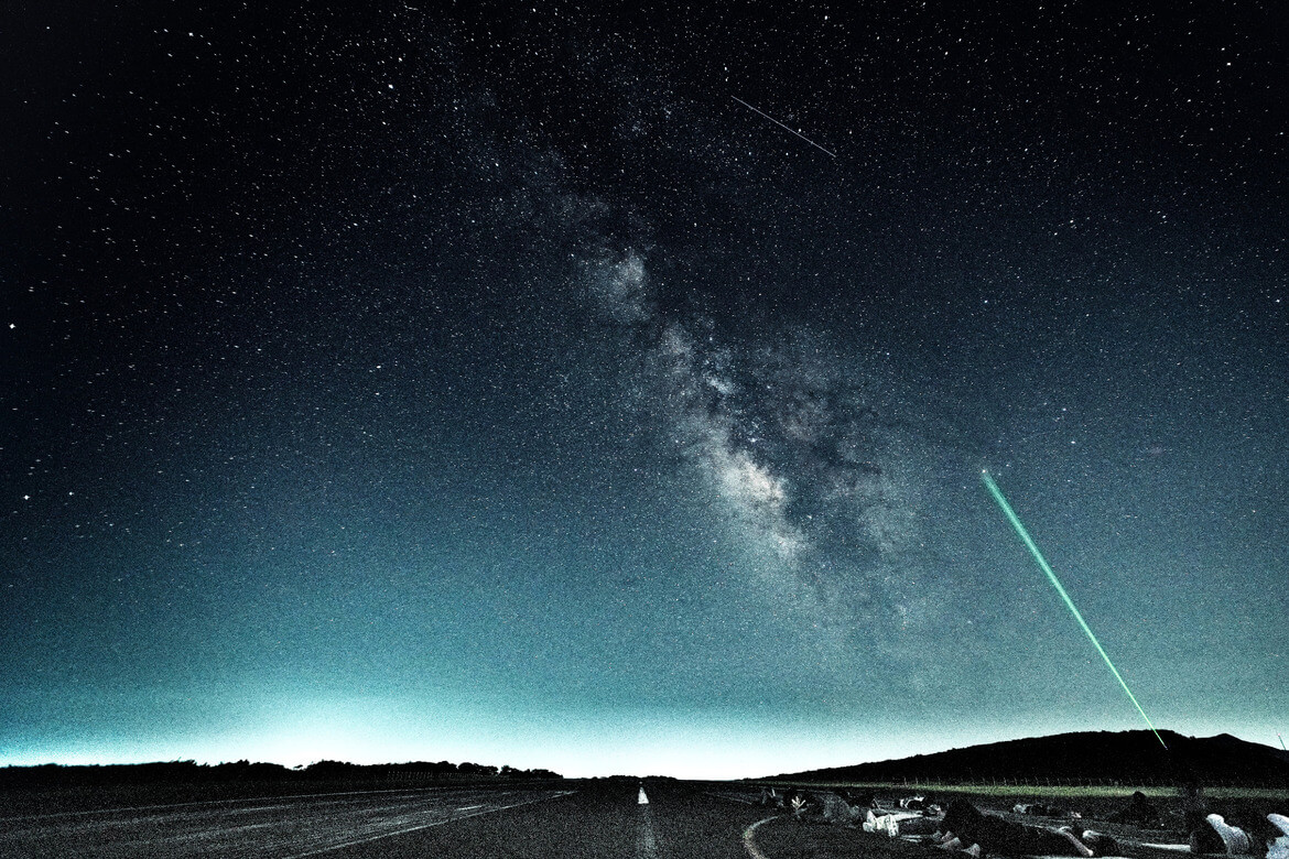 長崎県・新上五島町、滑走路に寝ころび見上げる満天の星空「上五島空港星空ナイトツアー」始動