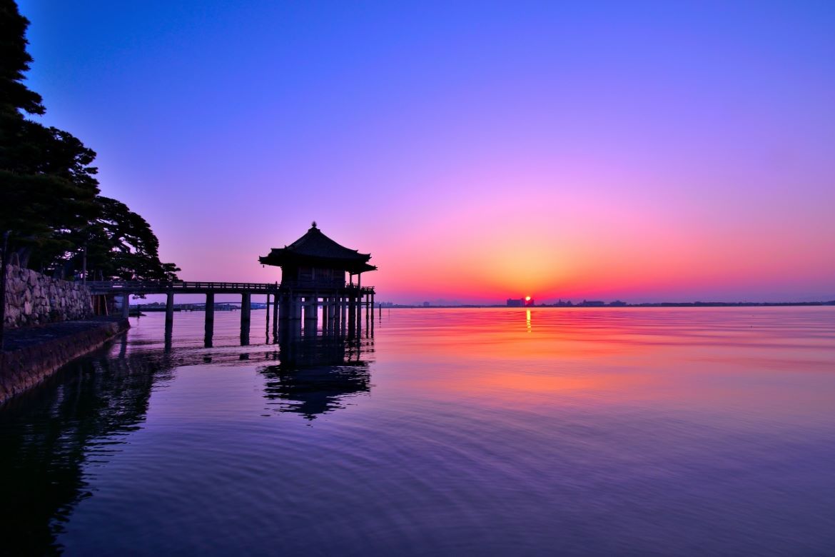 近江八景のひとつ。湖上に浮かぶ「浮御堂（満月寺）」