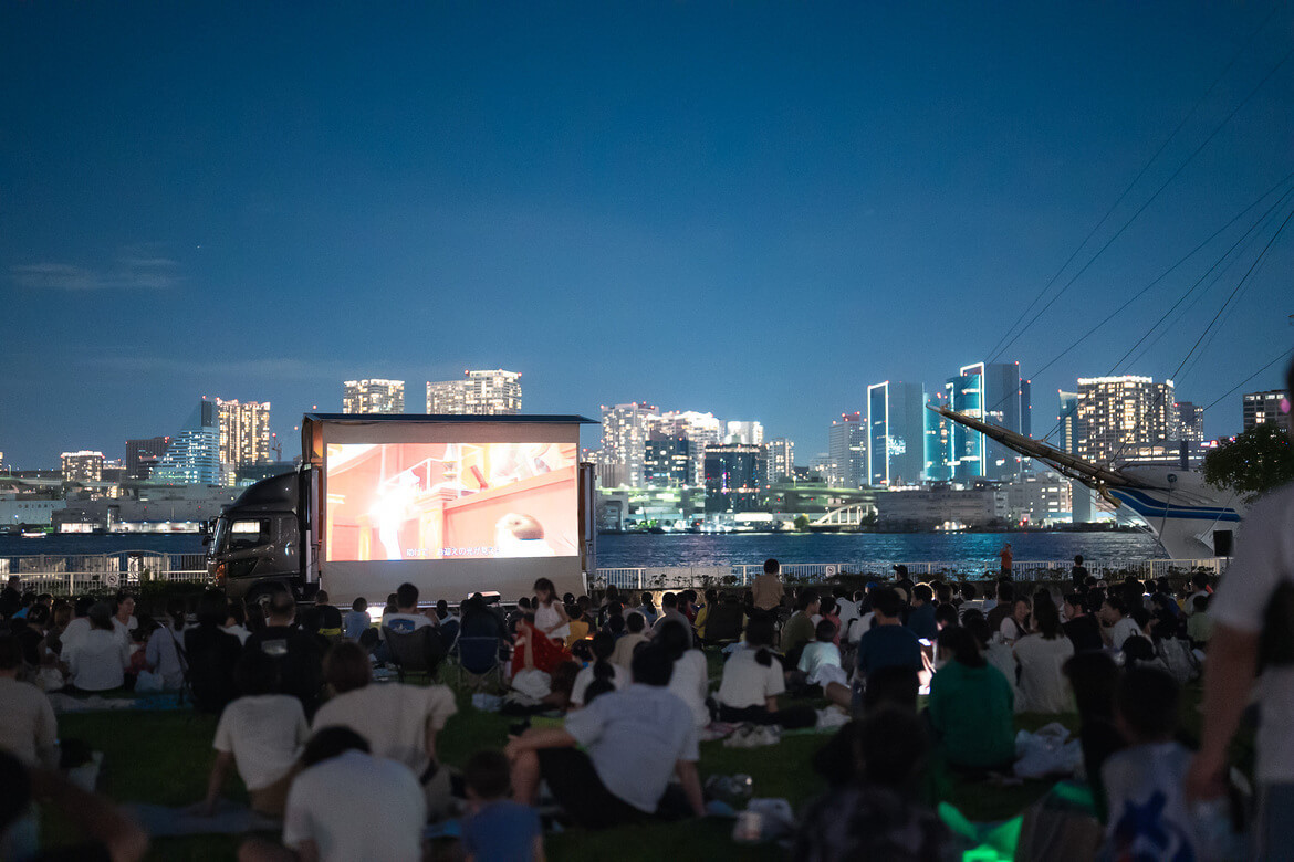 空と海を背景に楽しむ野外シネマ「りんくう海辺の映画館」10/12開催