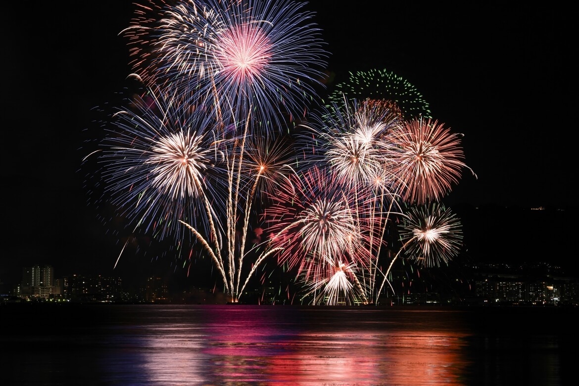 和歌山の夜空を彩る約2,000発の花火とドローンショー「和歌祭わかうら花火大会」10/26開催