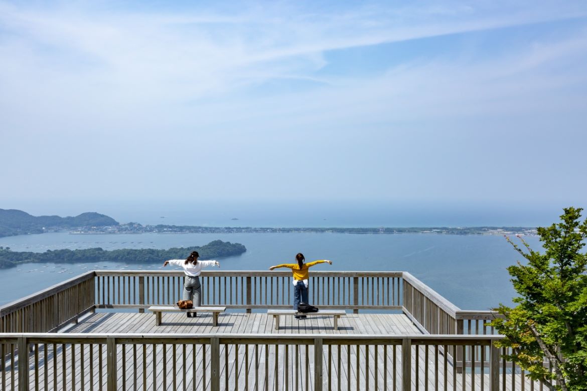 登った後の久美浜湾の絶景がご褒美！「かぶと山展望台」