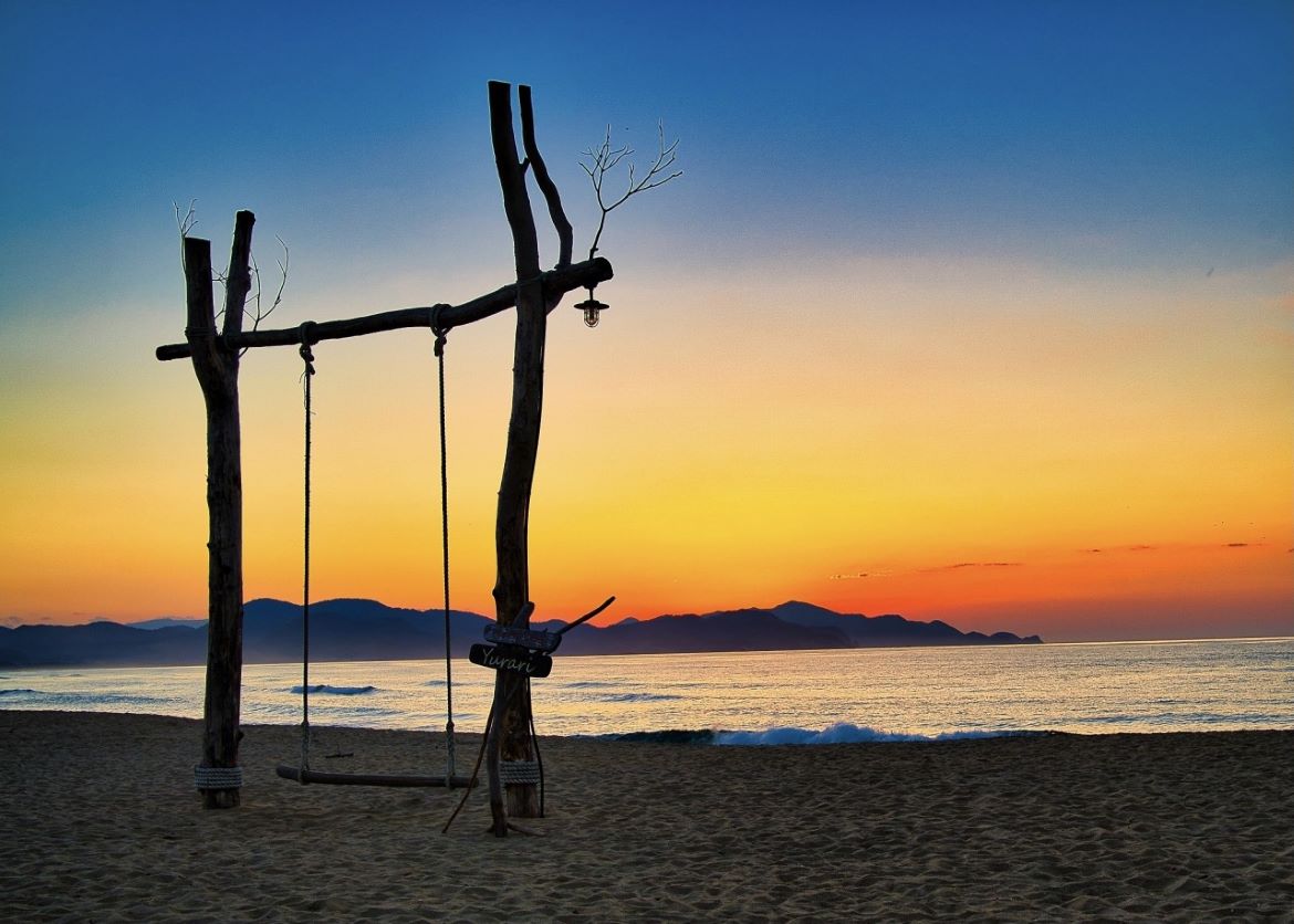 茜色に包まれてブランコでゆらり「夕日ヶ浦」