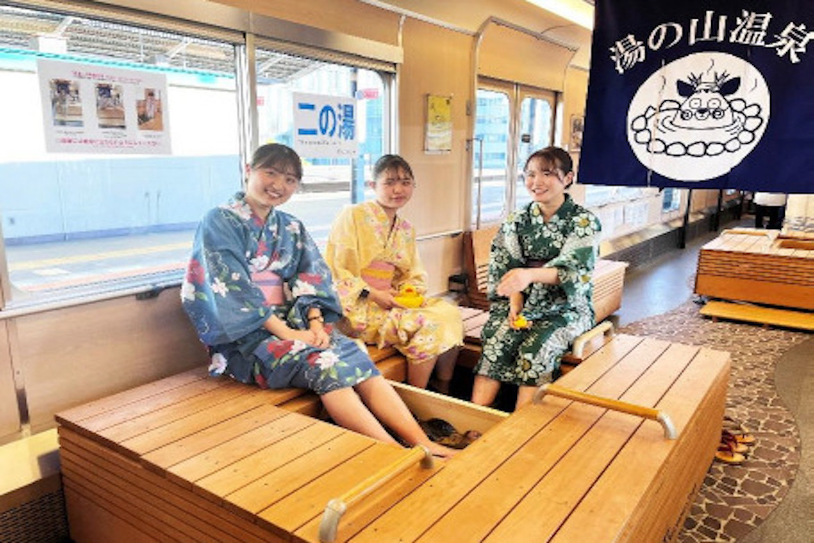 観光列車「つどい」の車内で足湯を体験！近鉄名古屋駅～湯の山温泉駅間で『足湯列車』運行