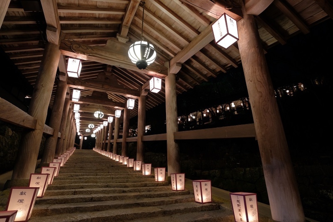 一年の幸せを願う燈明や萬燈籠が優しく灯る、奈良・長谷寺「観音萬燈会」12/31〜1/3開催