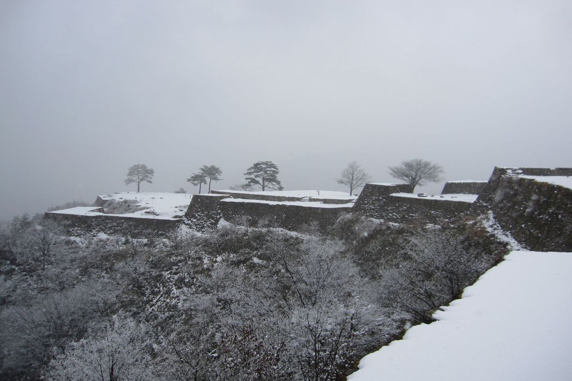 白銀の雪化粧に彩られた静寂と壮大な景色を味わう「竹田城跡のガイドツアー〈閉山期間〉」始動